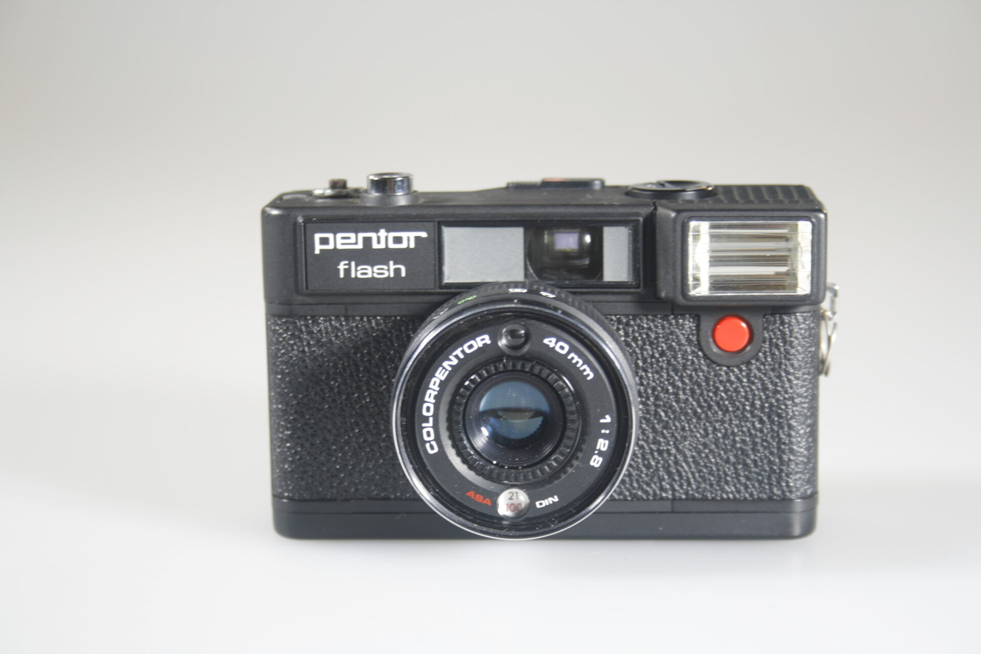 Pentor Flash. 35mm viewfinder camera. 1978. Hong Kong