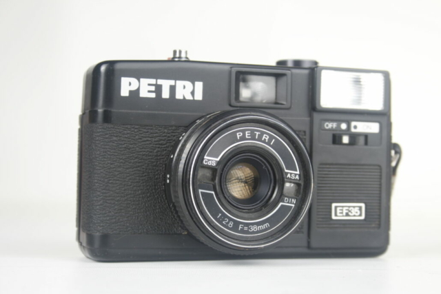 Petri EF35. Viewfinder camera. 35mm film. 1964-1980. Japan.