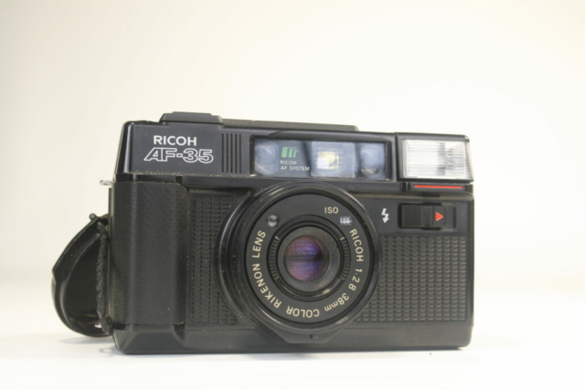 Ricoh AF-35. 35mm. Point en shoot camera. 1984. Japan