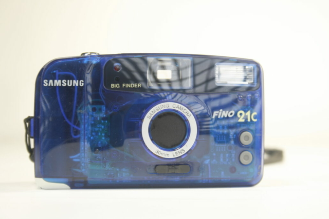 Samsung Fino 21c. 35mm film. Compact camera. 1999. China
