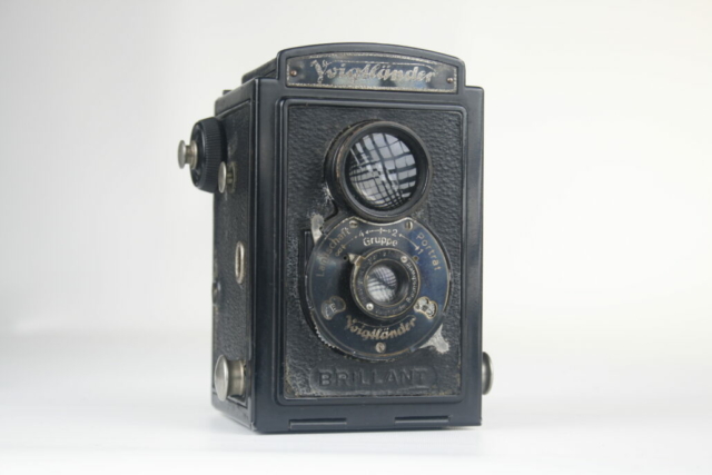 Voigtlander Brillant eerste metalen model. 1932. 6×6. 120 film. TLR camera. Duitsland.