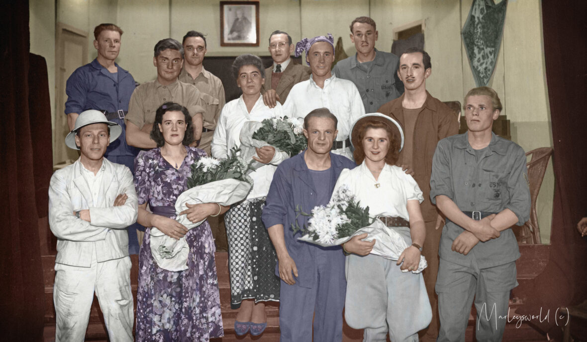 Ingekleurde foto uit jaren 40 met groep mensen.