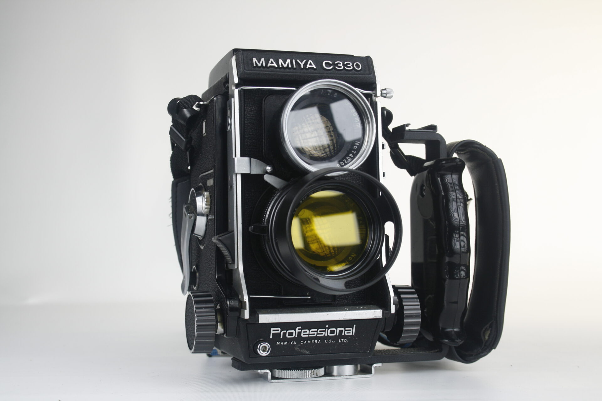 Mamiya C330 Professional. 1969. TLR camera 6×6. 120 film. Japan.