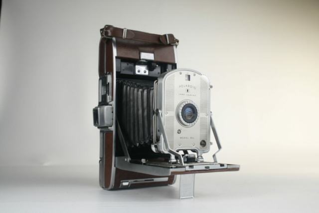 Polaroid Land Camera Model 95b. Folding viewfinder camera. Instant rol film. 1957. USA