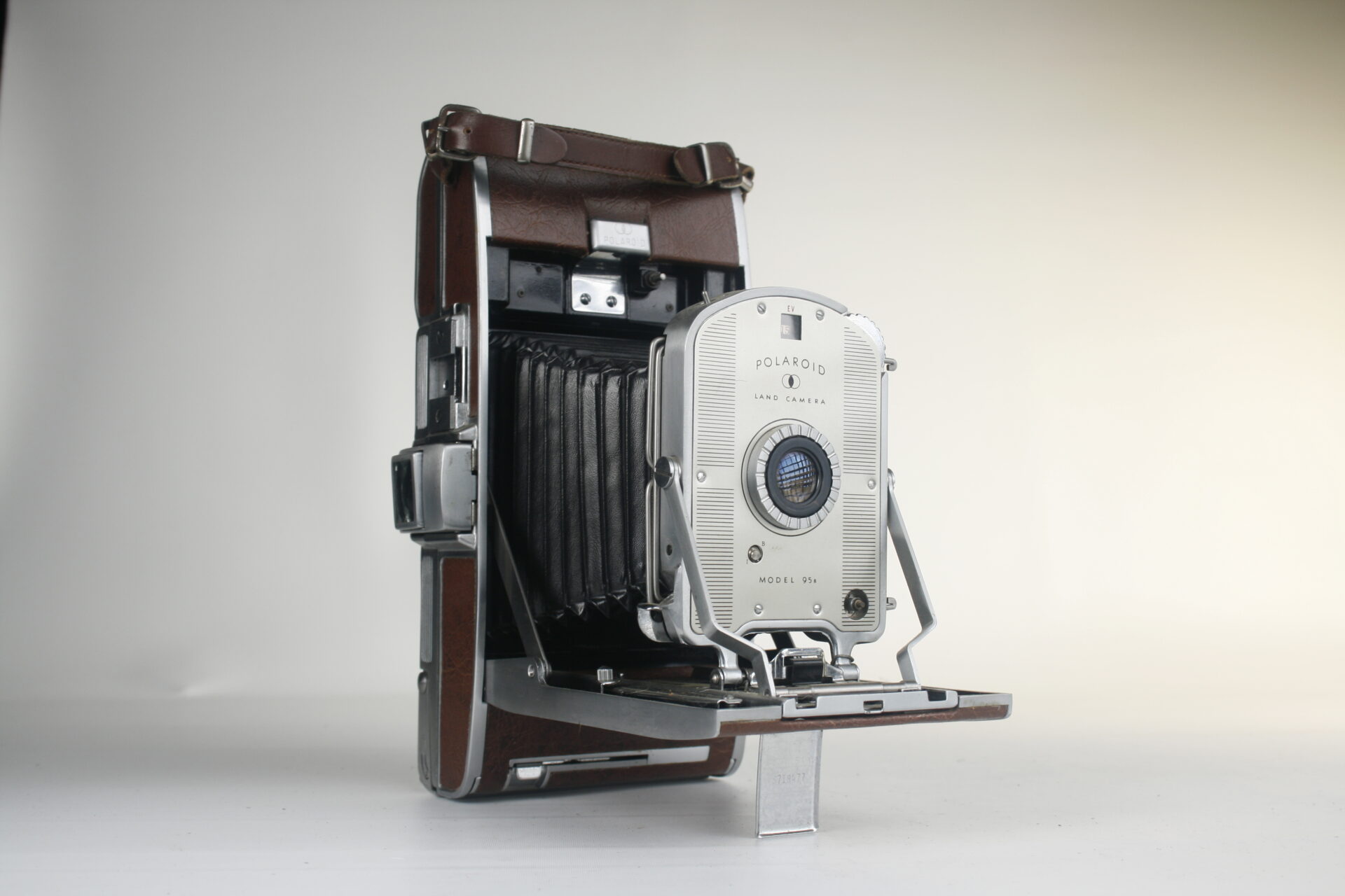 Polaroid Land Camera Model 95b. Folding viewfinder camera. Instant rol film. 1957. USA