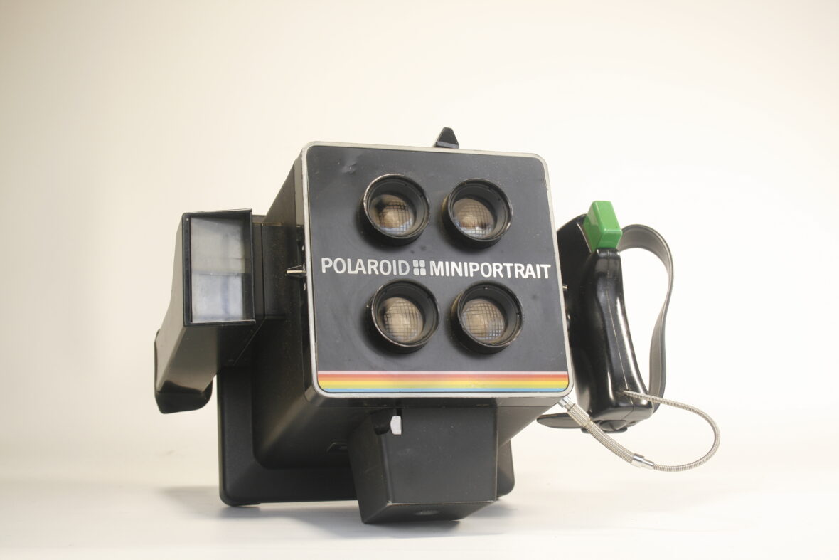 De Polaroid miniportrait camera 402. Heeft 4 lenzen.