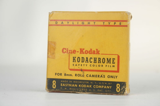 Cine-Kodak Kodachrome kleuren film voor 8mm rol camera alleen.
