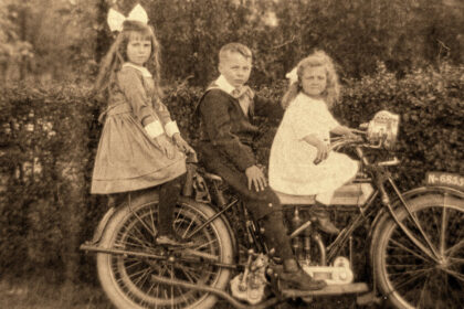 Foto: Drie kinderen op een motor.