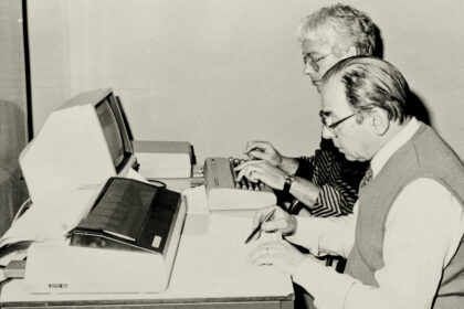 Foto: Ambtenaren aan het werk op de Commodore computer en aan de matrix printer.