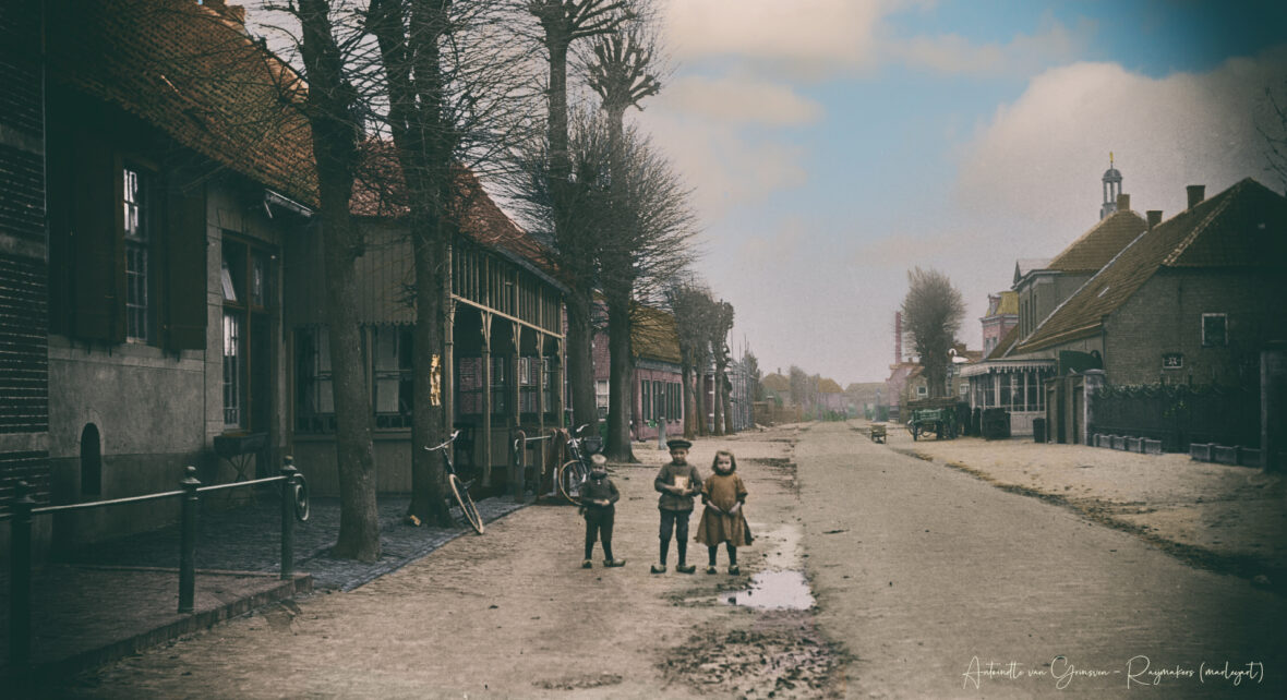 Foto: ingekleurde foto van de kerkstraat in het dorp Zeeland. Noord-Brabant.