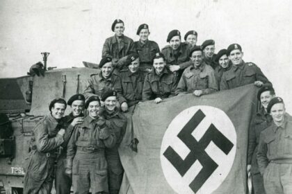 Foto: Soldaten met vlag uit Tweede Wereldoorlog.