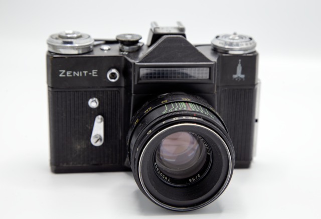 Zenith-E & Helios lens SLR camera met logo moskou 1980 olympic games. 1965-1986. Voormalig USSR.