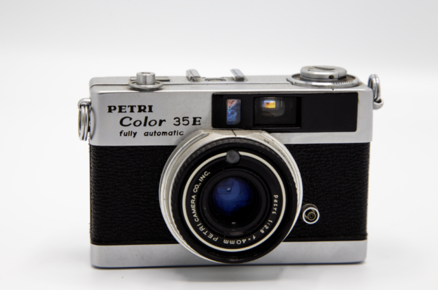 petri color 35E. 35mm viewfinder camera. 1971. Japan.